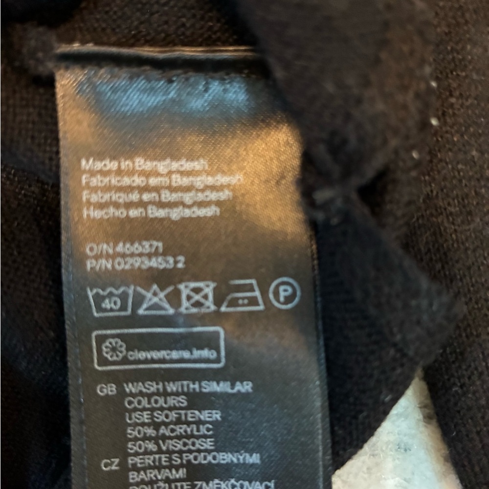 H&M Women's Black Crewneck Sweater.   L - Picture 5 of 7